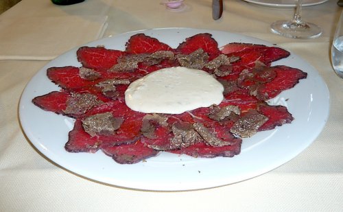 Rindercarpaccio mit Trüffel und Käse