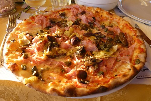 Leckere Pizza Capricciosa
