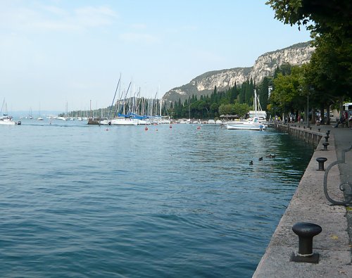 Seepromenade mit Hafen in Garda am Gardasee