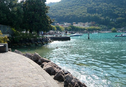 Seepromenade in Garda mit Panoramablick