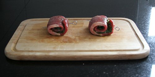 zusammengerolltes-rohes-rindfleisch