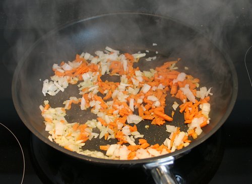 Pfanne mit Karotte und Zwiebel