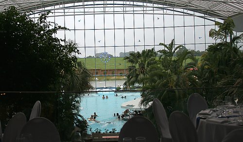 Saunaparadies vom Spa-Bereich gesehen. Rechts unten Poolbar im Wasser.