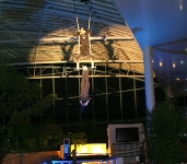 Trapezshow über dem Champagner Pool der Therme Erding