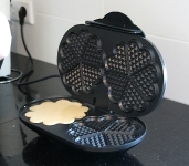 Teig für die Waffeln ins Waffeleisen geben
