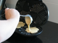 Teig für die Waffeln ins Waffeleisen geben