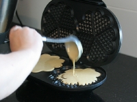 Teig für die Waffeln ins Waffeleisen geben