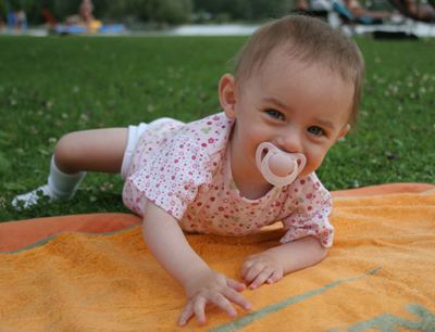 Glückliche Samira im Strandbad Glückliche Samira im Strandbad