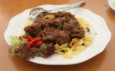 Ochsensaftgulasch auf Bandnudeln Ochsensaftgulasch auf Bandnudeln