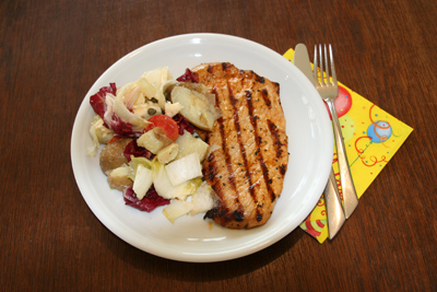 Lecker Steak auf dem Teller - dazu ein Salat