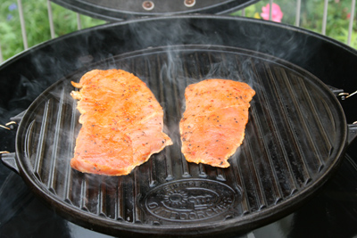 Schweinesteak roh auf dem heissen Grill