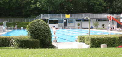 blick-aufs-schwimmbecken Schwimmbecken im Freibad Gauting