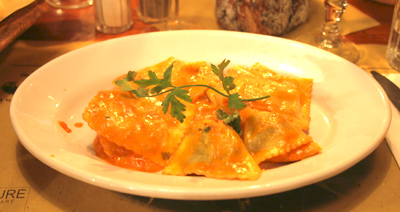 Gefüllte Ravioli mit Ricotta und Spinat in Aurorasauce Gefüllte Ravioli mit Ricotta und Spinat in Aurorasauce
