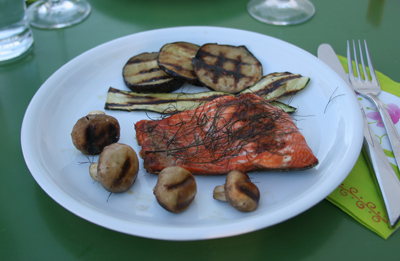 Wildlachs auf dem Teller mit gegrilltem Gemüse Wildlachs auf dem Teller mit gegrilltem Gemüse