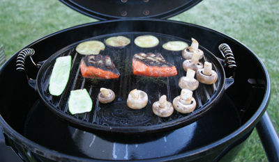 Wildlachs wird auf der Fleischseite gegrillt Wildlachs wird auf der Fleischseite gegrillt