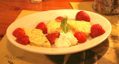 Nussparfait mit frischen Erdbeeren Nussparfait mit frischen Erdbeeren
