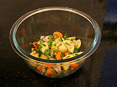Grill-Hähnchen Füllung aus: Kartoffeln, Schalotte, Ingwer, Knoblauch, Karotte, Minze, Petersilie mit Olivenöl und Zitrone