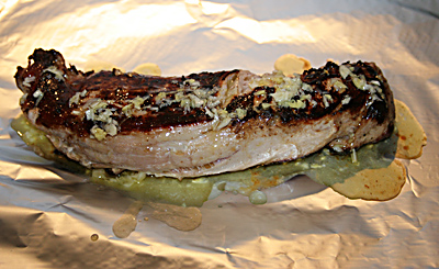 Schweinefilt mit Marinade auf Alufolie Schweinefilt mit Marinade auf Alufolie