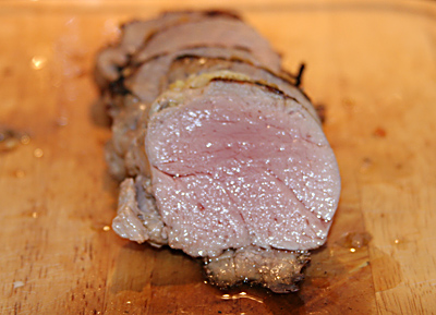 Schweinefilet nach dem Garen mit schöner rosa Färbung Schweinefilet nach dem Garen mit schöner rosa Färbung