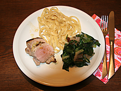 Fertiges Schweinefilt mit Mangold-Gemüse mit Bandnudeln Fertiges Schweinefilt mit Mangold-Gemüse mit Bandnudeln