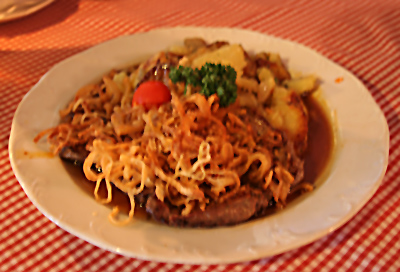 Zwiebelrostbraten von der Rinderlende mit Röstkartoffeln Zwiebelrostbraten von der Rinderlende mit Röstkartoffeln
