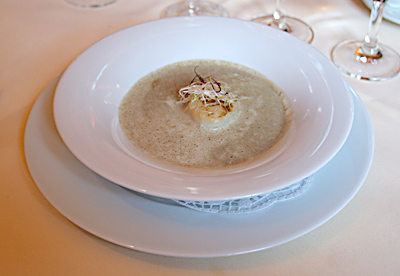 Auberginensuppe mit Jakobsmuschel