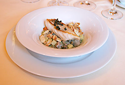 Heilbutt mit Ragout aus Kalbskopf, Kartoffeln und Oliven mit Kapernflips