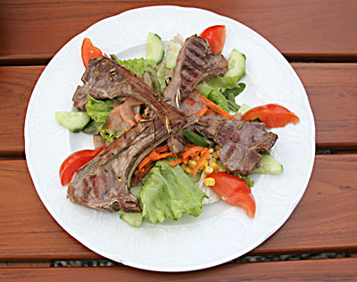 lammkotelett-auf-salat.jpg