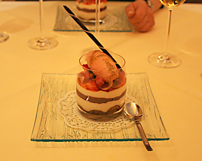 Weisse Mousse mit Amarettinis, Rharbarber und Erdbeeren
